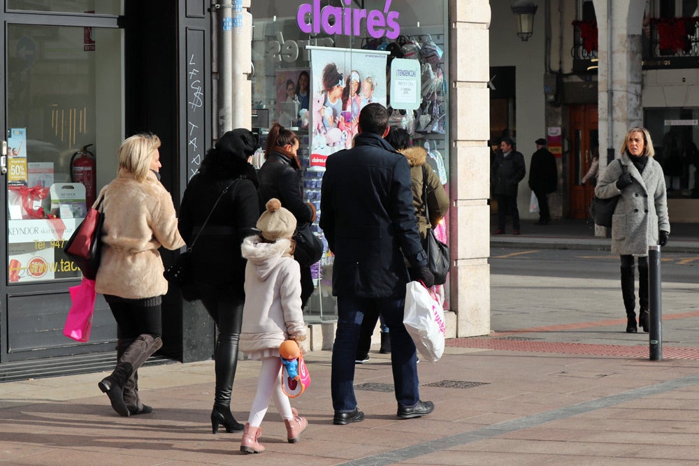 Las calles de Burgos están llenas de gente, aprovechando las rebajas y haciendo devoluciones de Reyes