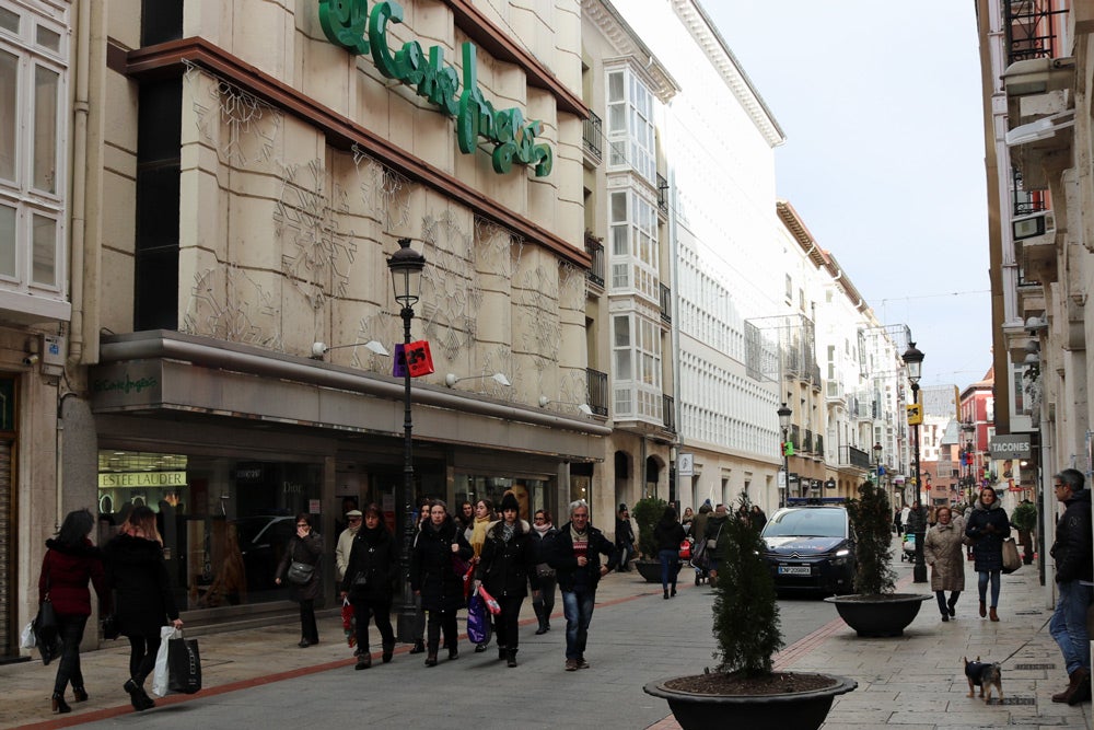 Las calles de Burgos están llenas de gente, aprovechando las rebajas y haciendo devoluciones de Reyes