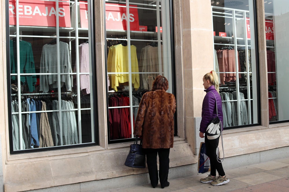 Las calles de Burgos están llenas de gente, aprovechando las rebajas y haciendo devoluciones de Reyes