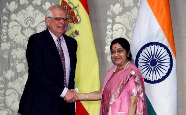 El ministro de Asuntos Exteriores, Josep Borrell, saluda a su homóloga de la India,Sushma Swaraj en Nueva Delhi.