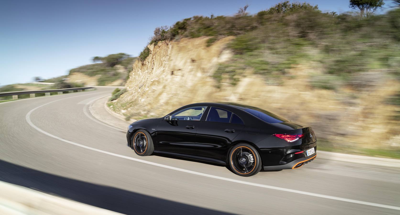 En mayo comienza a venderse el nuevo Mercedes CLA, el cupé compacto de cuatro puertas que se acaba de presentar en Las Vegas. El modelo representa una de las bazas para reducir la edad media del cliente habitual del fabricante de la estrella.