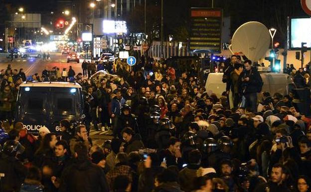 Una de las concentraciones con una furgoneta de televisión con antena para transmitir en directo. 