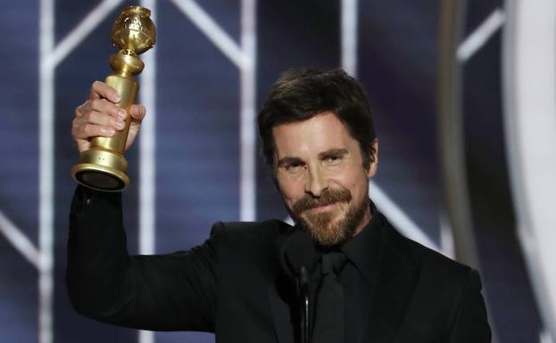 Christian Bale recoge el Globo de Oro por su papel en 'El vicio del poder'.