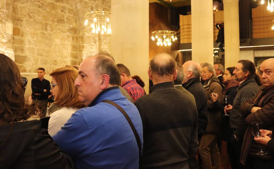 El candidato a la Presidencia de la Junta y secretario general del PSOECyL, Luis Tudanca, ha participado en el vino de Año Nuevo de la Agrupación del PSOE de Burgos. Junto a él han estado Daniel de la Rosa, candidato socialista a la alcaldía de la capital, y la diputada nacional Esther Peña.