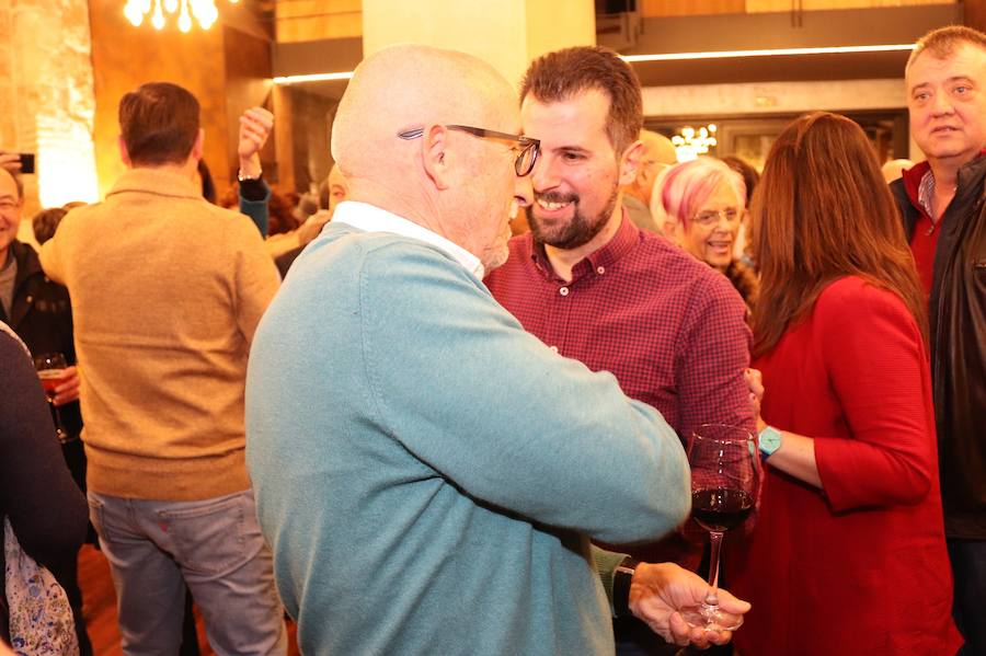 El candidato a la Presidencia de la Junta y secretario general del PSOECyL, Luis Tudanca, ha participado en el vino de Año Nuevo de la Agrupación del PSOE de Burgos. Junto a él han estado Daniel de la Rosa, candidato socialista a la alcaldía de la capital, y la diputada nacional Esther Peña.