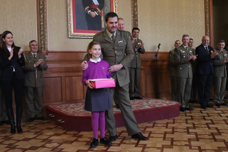 El Regimiento de Transmisiones 22 ha entregado esta mañana a varias entidades los donativos recaudados con el Belén de la Catedral y ha entregado los premios de fotografía y postales navideñas.