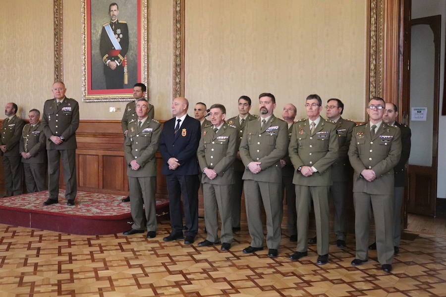 El Regimiento de Transmisiones 22 ha entregado esta mañana a varias entidades los donativos recaudados con el Belén de la Catedral y ha entregado los premios de fotografía y postales navideñas.