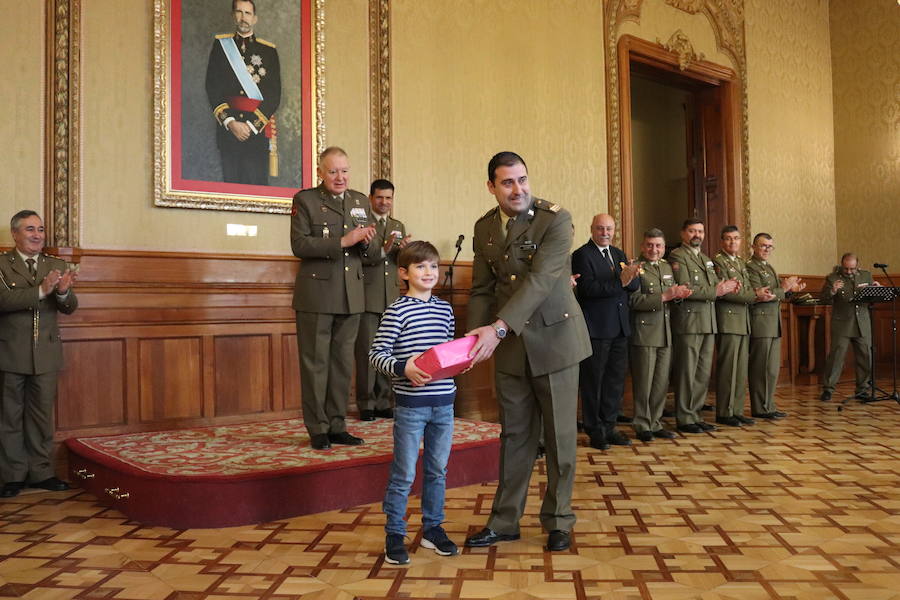 El Regimiento de Transmisiones 22 ha entregado esta mañana a varias entidades los donativos recaudados con el Belén de la Catedral y ha entregado los premios de fotografía y postales navideñas.