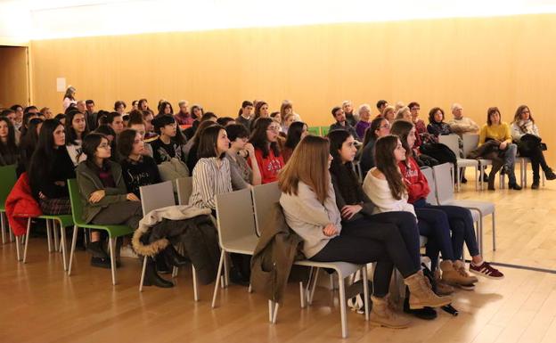 Unas 70 estudiantes acudieron a la charla de Lorena Gil.