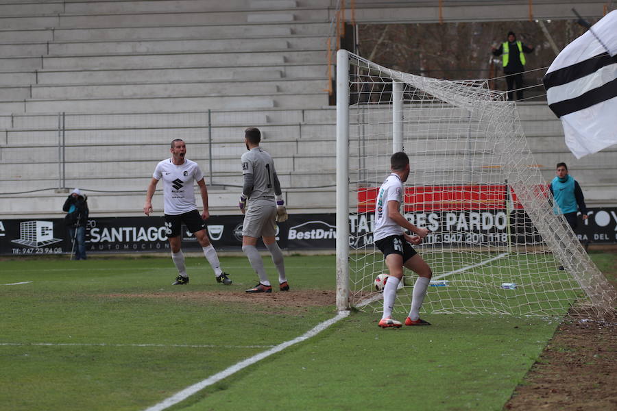 El Burgos CF ha ganado 2-0 a la Ponferradina en el estadio municipal de EL Plantío con goles de Chevi y Andrés