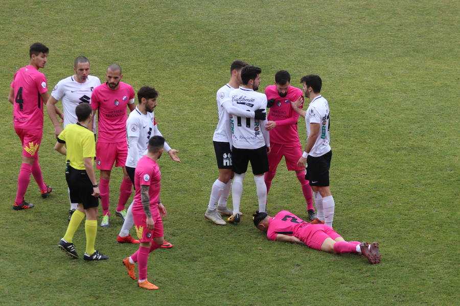 El Burgos CF ha ganado 2-0 a la Ponferradina en el estadio municipal de EL Plantío con goles de Chevi y Andrés