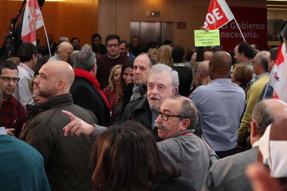 Alrededor de un millar de personas han acudido al Fórum Evolución para acompañar a Luis Tudanca en su presentación oficial como candidato a la Presidencia de la Junta de Castilla y León.