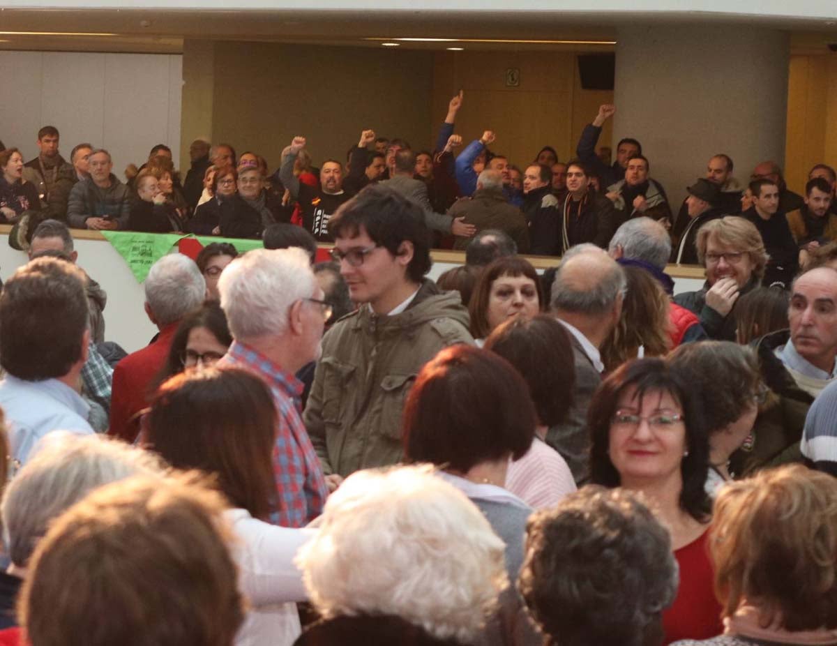 Alrededor de un millar de personas han acudido al Fórum Evolución para acompañar a Luis Tudanca en su presentación oficial como candidato a la Presidencia de la Junta de Castilla y León.