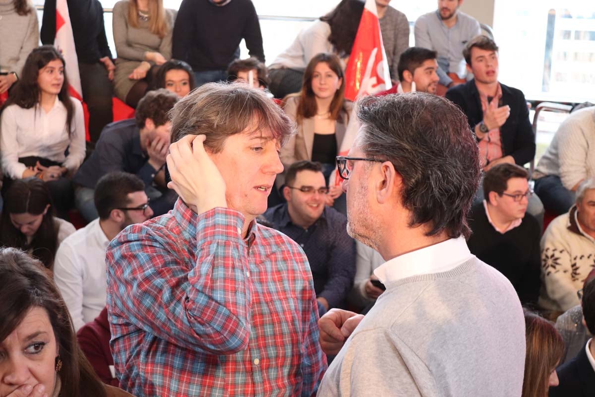 Alrededor de un millar de personas han acudido al Fórum Evolución para acompañar a Luis Tudanca en su presentación oficial como candidato a la Presidencia de la Junta de Castilla y León.