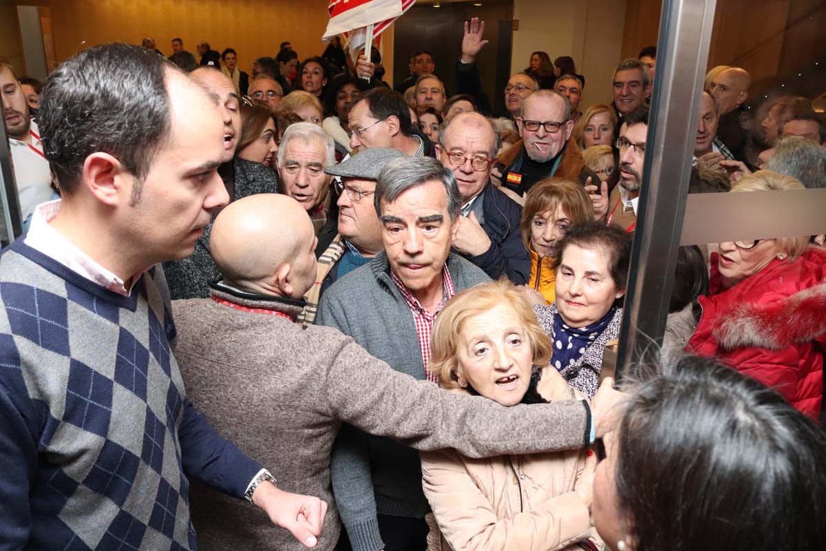 Alrededor de un millar de personas han acudido al Fórum Evolución para acompañar a Luis Tudanca en su presentación oficial como candidato a la Presidencia de la Junta de Castilla y León.