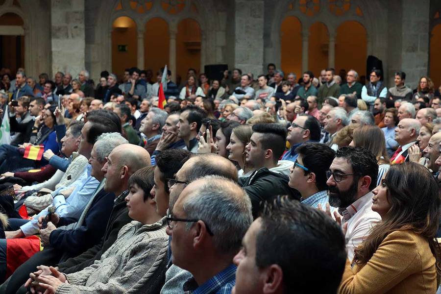 Unas 500 personas han acudido hoy al acto de Vox en Burgos al que ha acudido el secretario general Javier Ortega Smith. En el acto Vox ha defendido sus propuestas para el futuro de España. Inmigración, violencia de género, «los chiringuitos» de la política y la figura de Ortega Lara han sido los momentos más enérgicos del discurso de Ortega Smith.