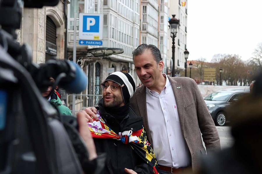 Unas 500 personas han acudido hoy al acto de Vox en Burgos al que ha acudido el secretario general Javier Ortega Smith. En el acto Vox ha defendido sus propuestas para el futuro de España. Inmigración, violencia de género, «los chiringuitos» de la política y la figura de Ortega Lara han sido los momentos más enérgicos del discurso de Ortega Smith.