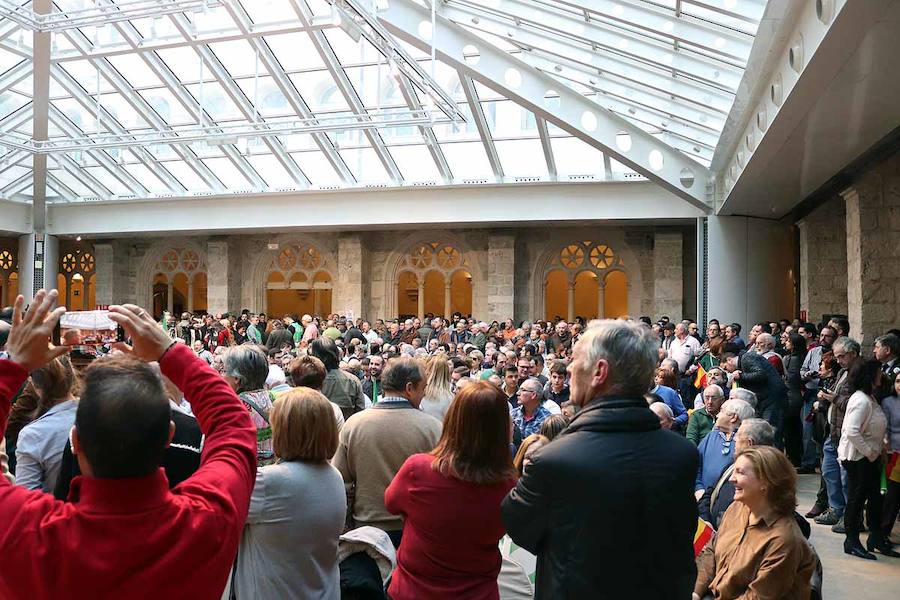 Unas 500 personas han acudido hoy al acto de Vox en Burgos al que ha acudido el secretario general Javier Ortega Smith. En el acto Vox ha defendido sus propuestas para el futuro de España. Inmigración, violencia de género, «los chiringuitos» de la política y la figura de Ortega Lara han sido los momentos más enérgicos del discurso de Ortega Smith.