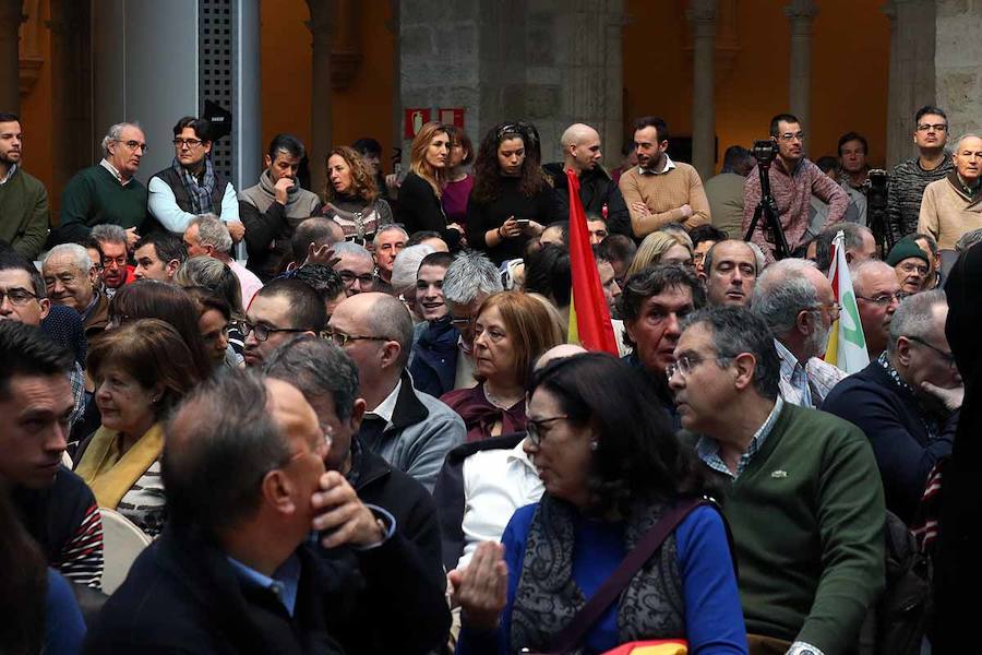 Unas 500 personas han acudido hoy al acto de Vox en Burgos al que ha acudido el secretario general Javier Ortega Smith. En el acto Vox ha defendido sus propuestas para el futuro de España. Inmigración, violencia de género, «los chiringuitos» de la política y la figura de Ortega Lara han sido los momentos más enérgicos del discurso de Ortega Smith.