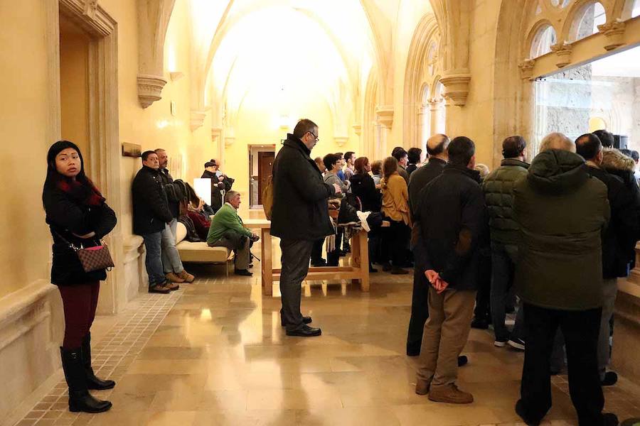 Unas 500 personas han acudido hoy al acto de Vox en Burgos al que ha acudido el secretario general Javier Ortega Smith. En el acto Vox ha defendido sus propuestas para el futuro de España. Inmigración, violencia de género, «los chiringuitos» de la política y la figura de Ortega Lara han sido los momentos más enérgicos del discurso de Ortega Smith.