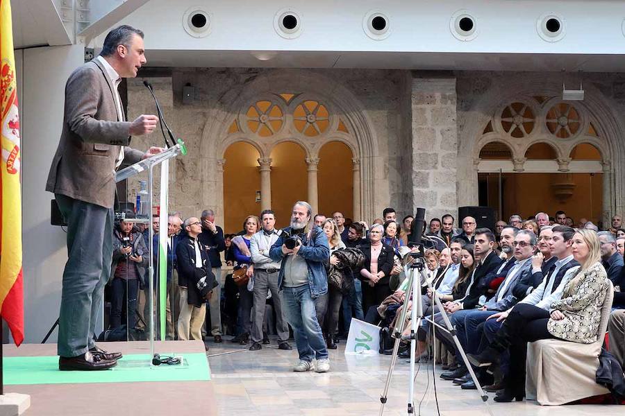 Unas 500 personas han acudido hoy al acto de Vox en Burgos al que ha acudido el secretario general Javier Ortega Smith. En el acto Vox ha defendido sus propuestas para el futuro de España. Inmigración, violencia de género, «los chiringuitos» de la política y la figura de Ortega Lara han sido los momentos más enérgicos del discurso de Ortega Smith.