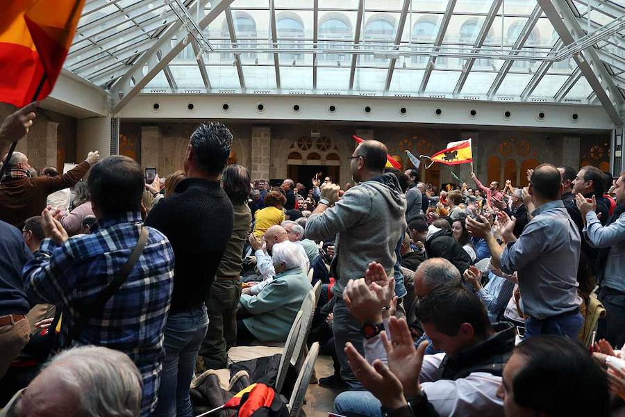 Unas 500 personas han acudido hoy al acto de Vox en Burgos al que ha acudido el secretario general Javier Ortega Smith. En el acto Vox ha defendido sus propuestas para el futuro de España. Inmigración, violencia de género, «los chiringuitos» de la política y la figura de Ortega Lara han sido los momentos más enérgicos del discurso de Ortega Smith.