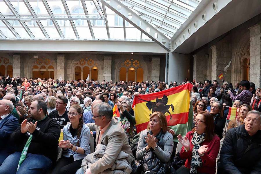 Unas 500 personas han acudido hoy al acto de Vox en Burgos al que ha acudido el secretario general Javier Ortega Smith. En el acto Vox ha defendido sus propuestas para el futuro de España. Inmigración, violencia de género, «los chiringuitos» de la política y la figura de Ortega Lara han sido los momentos más enérgicos del discurso de Ortega Smith.