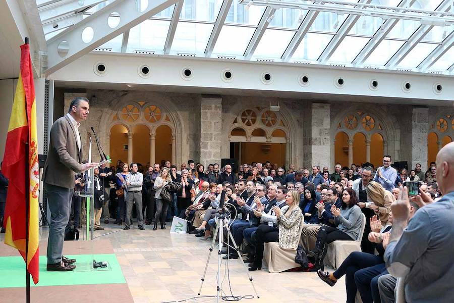 Unas 500 personas han acudido hoy al acto de Vox en Burgos al que ha acudido el secretario general Javier Ortega Smith. En el acto Vox ha defendido sus propuestas para el futuro de España. Inmigración, violencia de género, «los chiringuitos» de la política y la figura de Ortega Lara han sido los momentos más enérgicos del discurso de Ortega Smith.