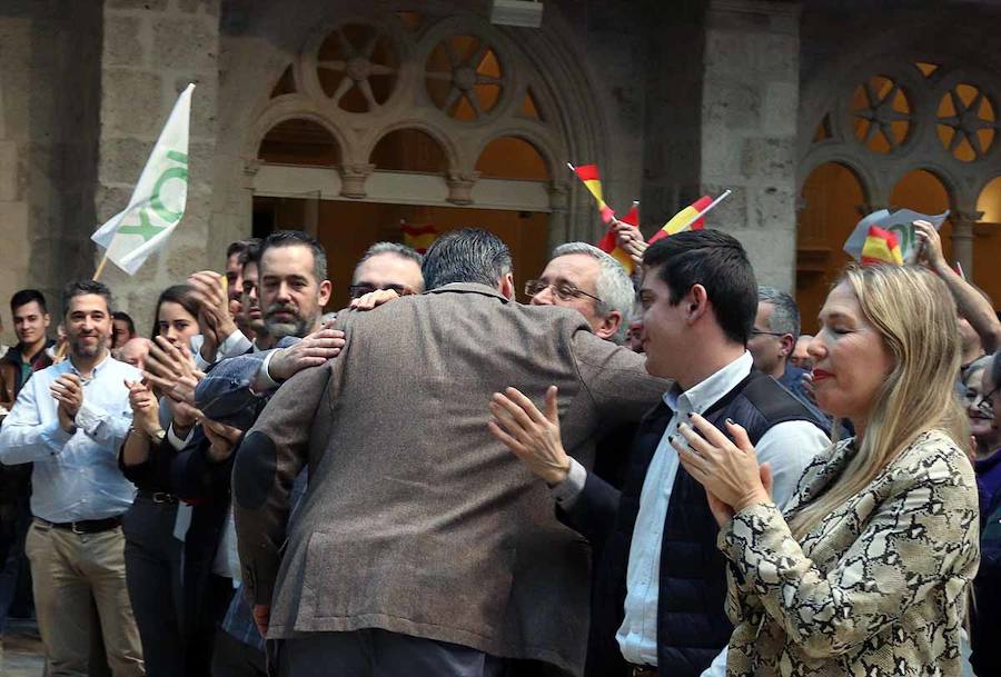 Unas 500 personas han acudido hoy al acto de Vox en Burgos al que ha acudido el secretario general Javier Ortega Smith. En el acto Vox ha defendido sus propuestas para el futuro de España. Inmigración, violencia de género, «los chiringuitos» de la política y la figura de Ortega Lara han sido los momentos más enérgicos del discurso de Ortega Smith.