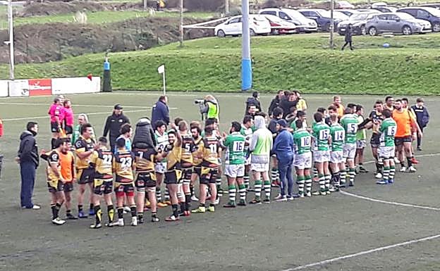 Los jugadores de ambos equipos, al finalizar el encuentro.