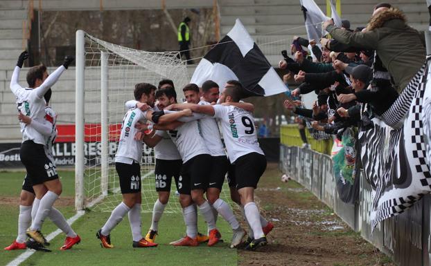 Los jugadores del Burgos CF celebran el primer tanto del partido.