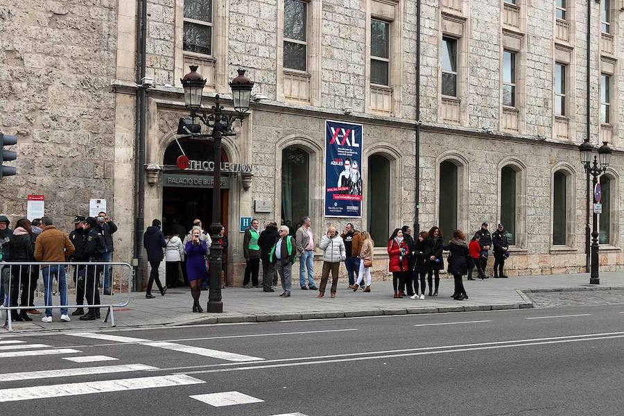 Medio centenar de personas se han concentrado a la puerta del hotel burgalés donde Vox ha congregado a unas 500 personas en uno de sus primeros actos de cara a las elecciones autonómicas y municipales. «Frente a los ataques de extremaderecha respuesta feminista», se podía leer en una de las pancartas. Más allá de los gritos entre uno y otro lado, la tensión no ha ido en aumento.