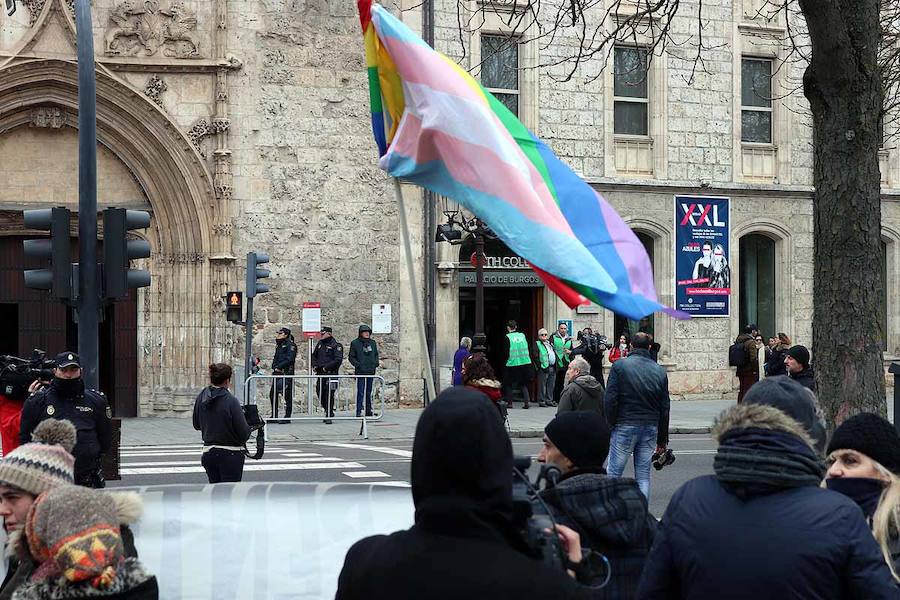 Medio centenar de personas se han concentrado a la puerta del hotel burgalés donde Vox ha congregado a unas 500 personas en uno de sus primeros actos de cara a las elecciones autonómicas y municipales. «Frente a los ataques de extremaderecha respuesta feminista», se podía leer en una de las pancartas. Más allá de los gritos entre uno y otro lado, la tensión no ha ido en aumento.