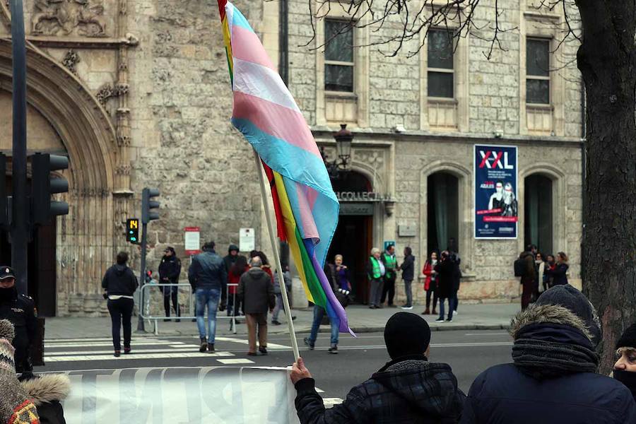 Medio centenar de personas se han concentrado a la puerta del hotel burgalés donde Vox ha congregado a unas 500 personas en uno de sus primeros actos de cara a las elecciones autonómicas y municipales. «Frente a los ataques de extremaderecha respuesta feminista», se podía leer en una de las pancartas. Más allá de los gritos entre uno y otro lado, la tensión no ha ido en aumento.