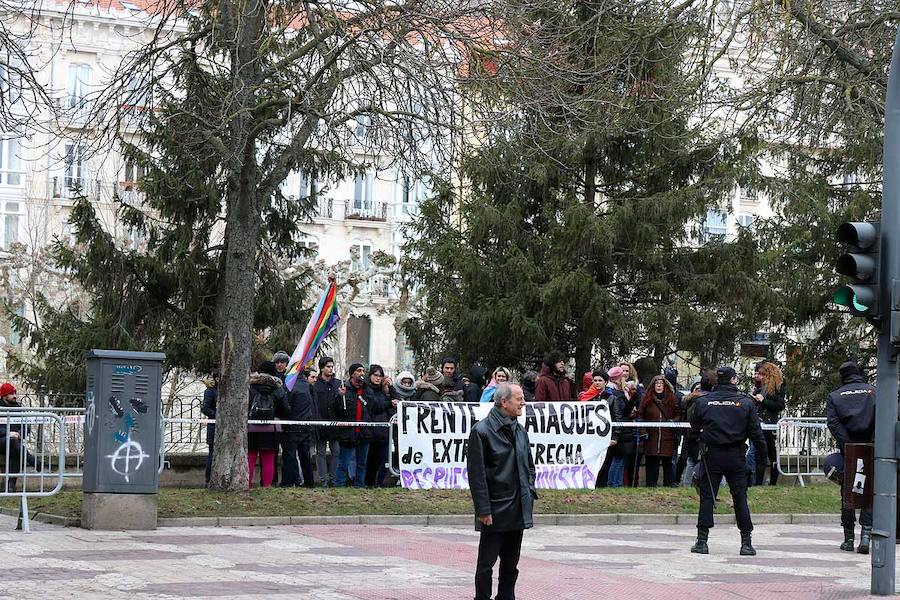 Medio centenar de personas se han concentrado a la puerta del hotel burgalés donde Vox ha congregado a unas 500 personas en uno de sus primeros actos de cara a las elecciones autonómicas y municipales. «Frente a los ataques de extremaderecha respuesta feminista», se podía leer en una de las pancartas. Más allá de los gritos entre uno y otro lado, la tensión no ha ido en aumento.