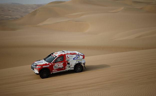 Cristina Gutiérrez vuela en las dunas de Tanaka