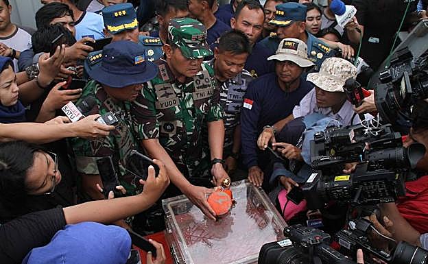 Un oficial de la armada indonesia muestra la segunda caja negra del Boeing de Lion Air accidentado.