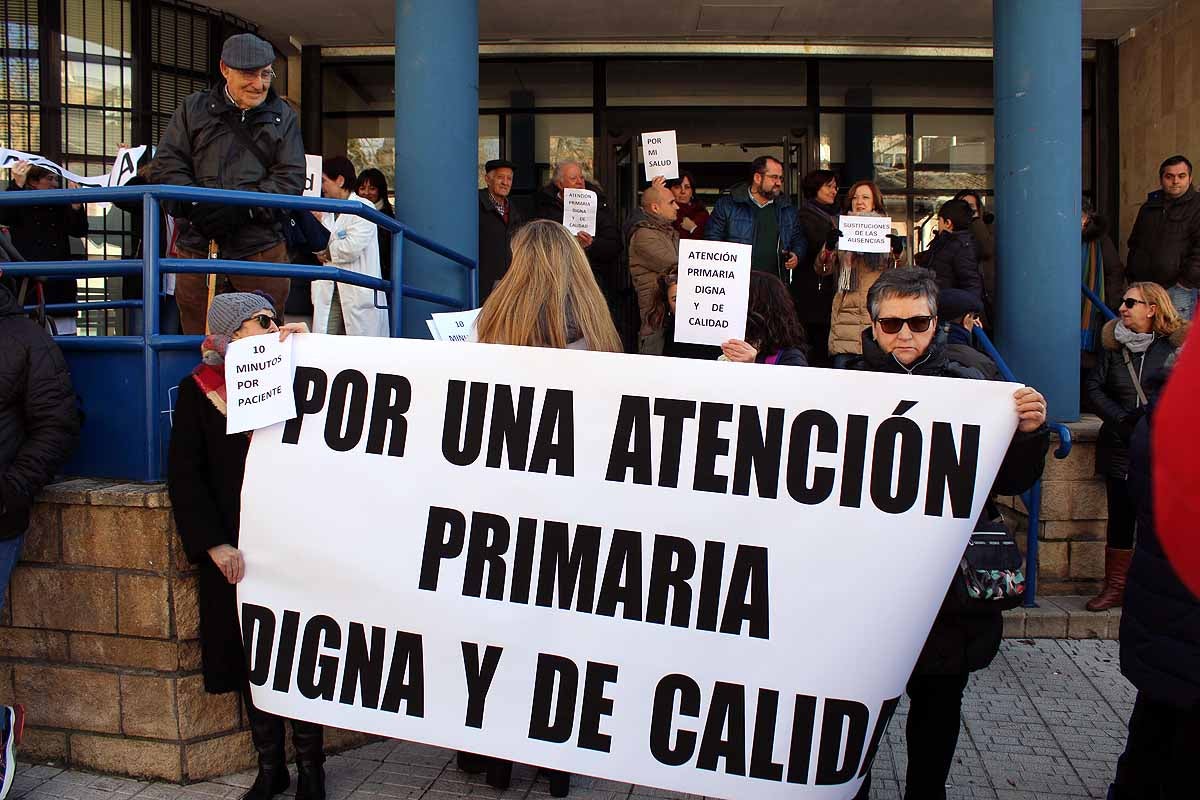 Centenares de vecinos han apoyado a los profesionales del Centro de Salud de Los Cubos por la sobrecarga de trabajo y la escasez de profesionales. Piden la dimisión de la gerente de Atención Primaria y barajan «colapsar el sistema»