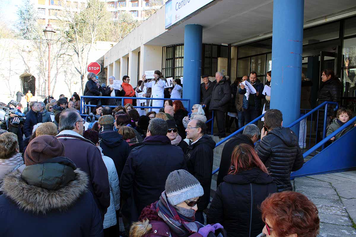 Centenares de vecinos han apoyado a los profesionales del Centro de Salud de Los Cubos por la sobrecarga de trabajo y la escasez de profesionales. Piden la dimisión de la gerente de Atención Primaria y barajan «colapsar el sistema»