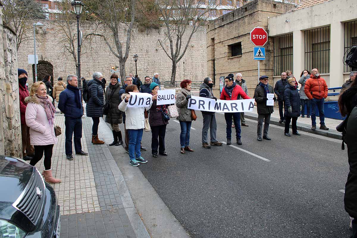 Centenares de vecinos han apoyado a los profesionales del Centro de Salud de Los Cubos por la sobrecarga de trabajo y la escasez de profesionales. Piden la dimisión de la gerente de Atención Primaria y barajan «colapsar el sistema»