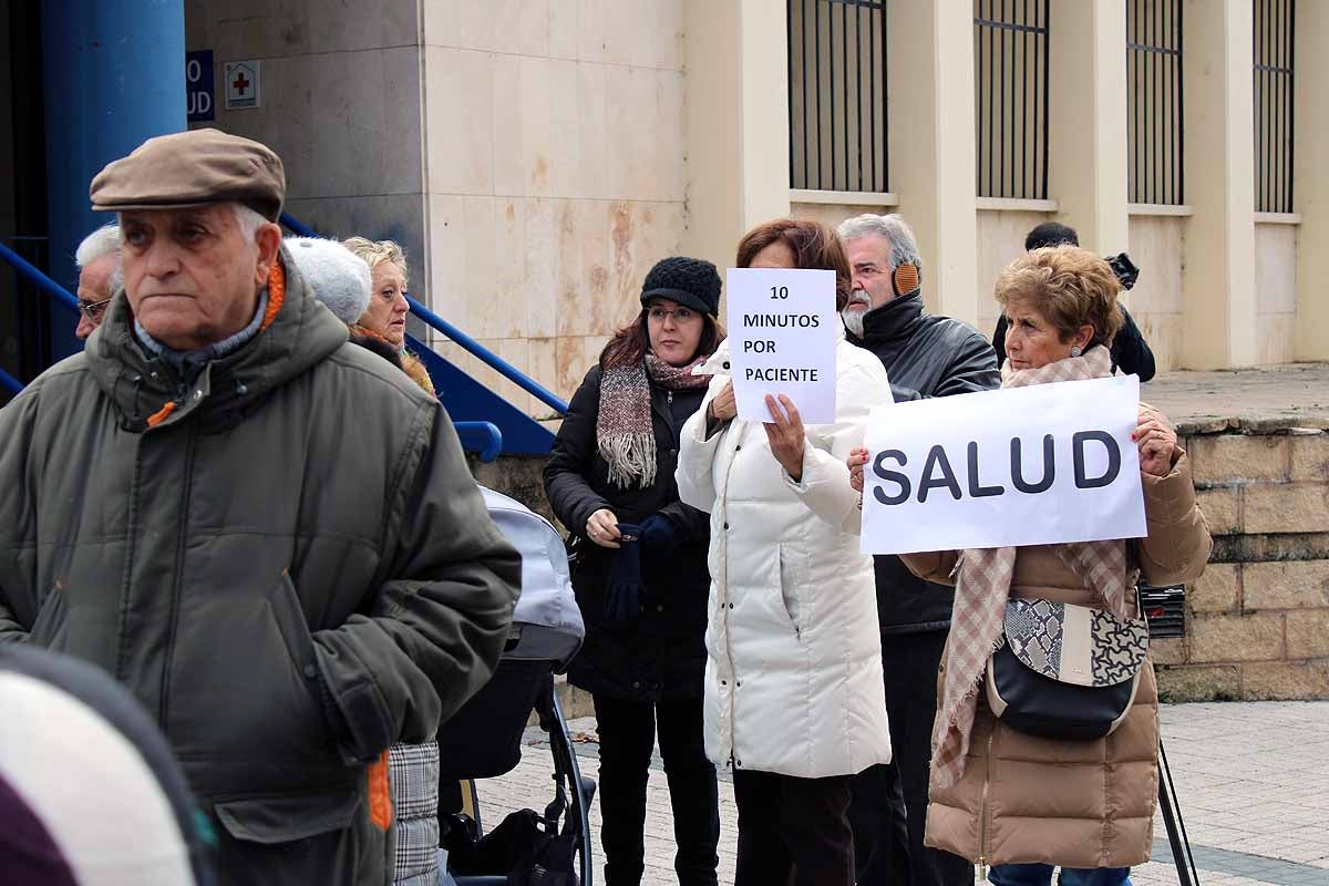 Centenares de vecinos han apoyado a los profesionales del Centro de Salud de Los Cubos por la sobrecarga de trabajo y la escasez de profesionales. Piden la dimisión de la gerente de Atención Primaria y barajan «colapsar el sistema»