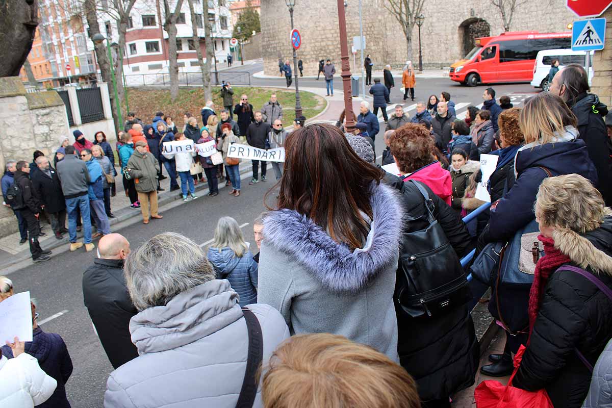 Centenares de vecinos han apoyado a los profesionales del Centro de Salud de Los Cubos por la sobrecarga de trabajo y la escasez de profesionales. Piden la dimisión de la gerente de Atención Primaria y barajan «colapsar el sistema»