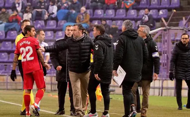 El técnico del Valladolid, Sergio González, y Damián Suárez, durante una tangana. 