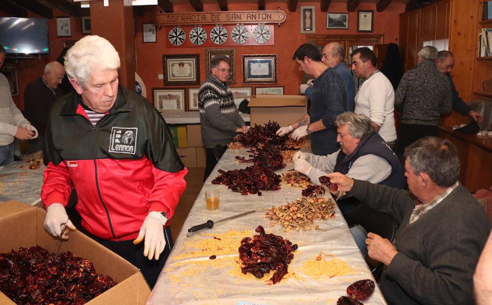 Los cofrades preparan las guindillas para echarlos este viernes a las cazuelas.