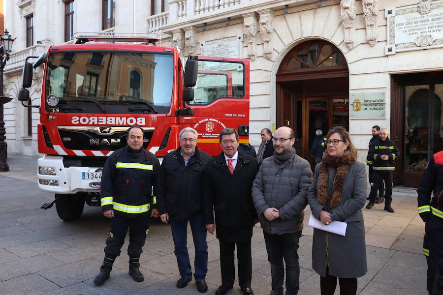 Los parques de bomberos de Oña y Briviesca estrenan vehículos para la extinción de incendios.