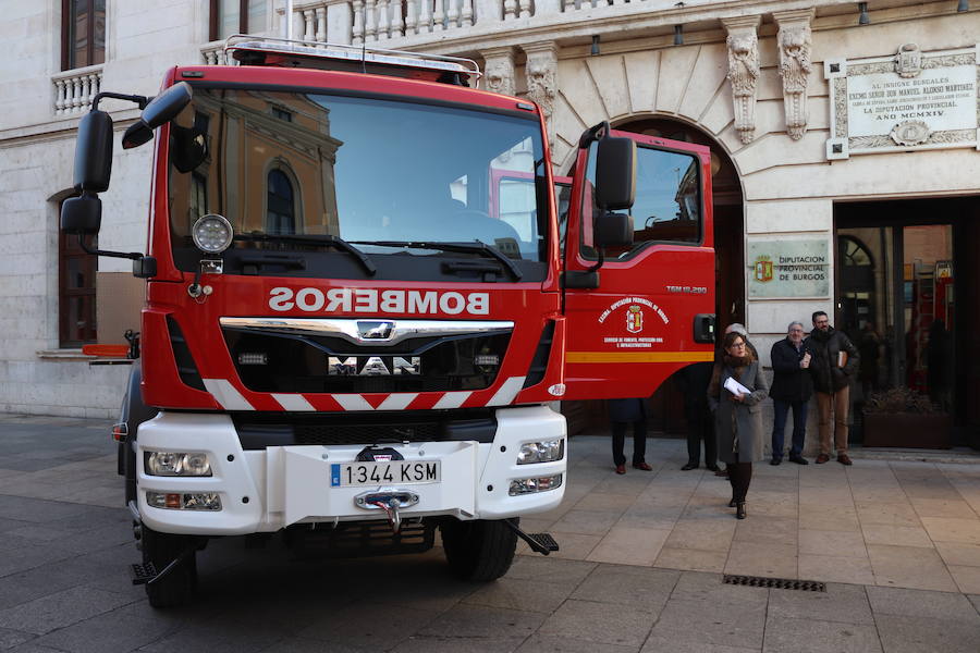 Los parques de bomberos de Oña y Briviesca estrenan vehículos para la extinción de incendios.