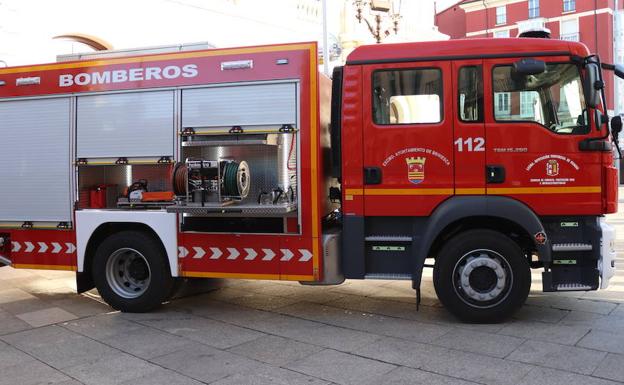 Nuevo camión de bomberos que recibió el parque de bomberos de Briviesca.