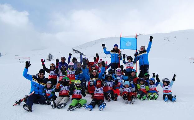 Niños en la nieve de St. Moritz, durante una jornada del World Snow Day