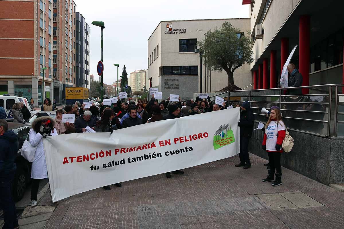 Antonio María Sáez Aguado, consejero de Sanidad, se ha reunido en Burgos con la gerente de Atención Primaria y los coordinadores de los centros de salud de la provincia. La sobrecarga laboral por la obligación de cubrir las acumulaciones, las jornadas extraordinarias y el déficit de médicos han sacado a la calle para protestar cientos de vecinos y profesionales sanitarios.