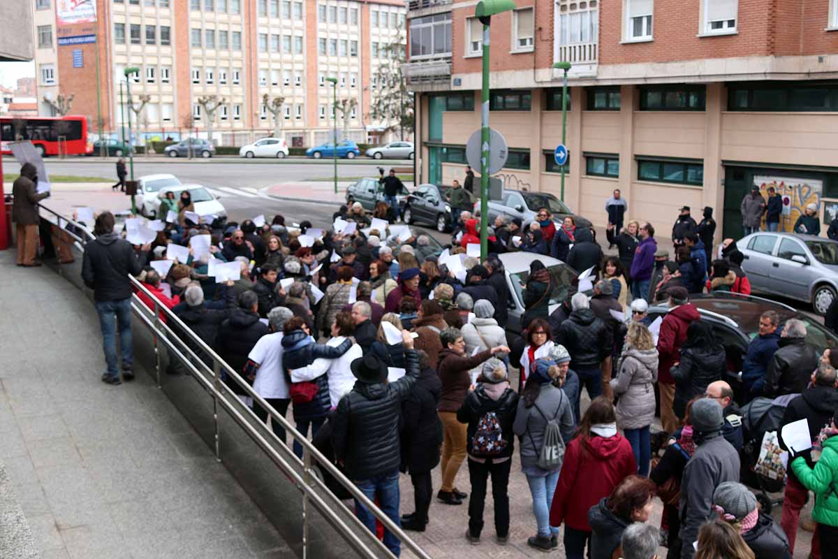 Antonio María Sáez Aguado, consejero de Sanidad, se ha reunido en Burgos con la gerente de Atención Primaria y los coordinadores de los centros de salud de la provincia. La sobrecarga laboral por la obligación de cubrir las acumulaciones, las jornadas extraordinarias y el déficit de médicos han sacado a la calle para protestar cientos de vecinos y profesionales sanitarios.